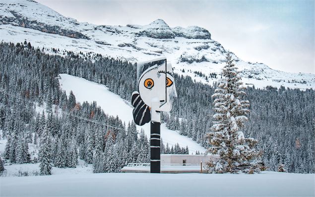 Vue sur l'œuvre de la Tête de Femme avec Aujon en arrière-plan - OT Flaine-Candice Genard