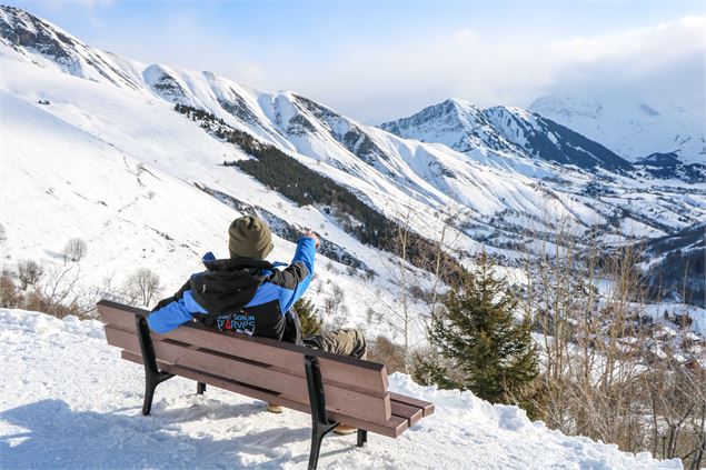 Banc avec vue sur le village de Saint Sorlin d'Arves - © OT Saint Sorlin d'Arves - V Bellot-Mauroz