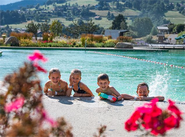 groupe d'enfants au bord de l'eau - OT Combloux