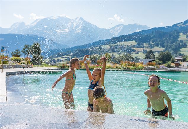 enfants qui jouent à s'éclabousser devant le Mont-Blanc - OT Combloux