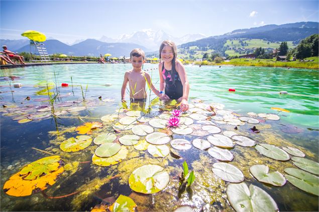 plan d'eau enfants et plantes - OT Combloux