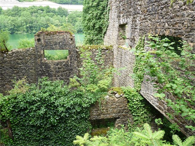 Ruines - TourismeHautBugey_2014_Marc_Chatelain