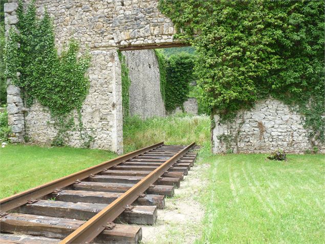 rails sortant de la glacière - TourismeHautBugey_2014_Marc_Chatelain