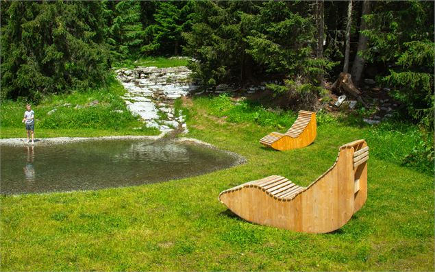 Espace avec chaises longues en bordure d'un étang - OT Flaine-Candice Genard