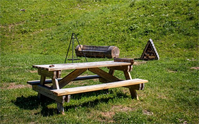 Table de pique-nique avec à proximité un barbecue en libre-service - OT Flaine-Candice Genard