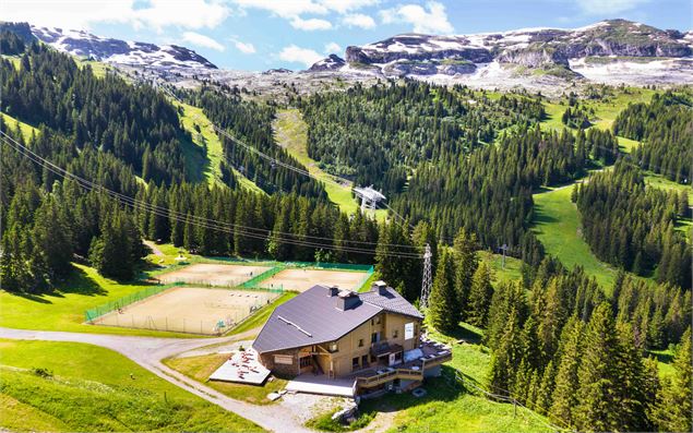 Vue aérienne des trois terrains de tennis, seuls les deux terrains du bas sont réservés au tennis - 