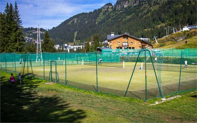 Vue d'ensemble des deux terrains de tennis du bas - OT Flaine-Candice Genard