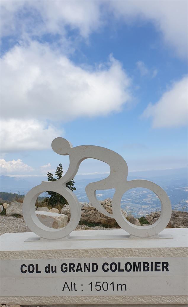 Stèle représentant un cycliste - marque le sommet du col du Grand Colombier - ©OT Bugey Sud