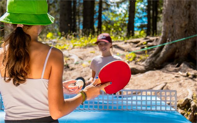 Deux filles jouant au tennis de table l'un contre l'autre - OT Flaine-Candice Genard