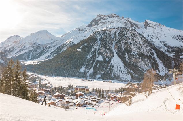 Vue sur le village depuis le domaine skiable - Guillaume Grasset - OT Pralognan-la-Vanoise