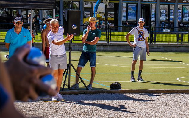 Les terrains de pétanque partagent l'espace du City Park avec les jeux géants - OT Flaine-Candice Ge