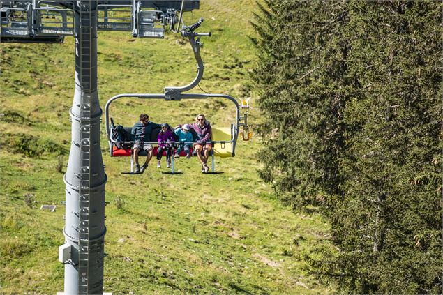 En famille sur le Télésiège du Morclan - Val Media