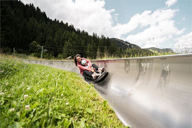 Maman et sa fille dans un virage de la piste de bobluge de Châtel - L.Meyer - Châtel