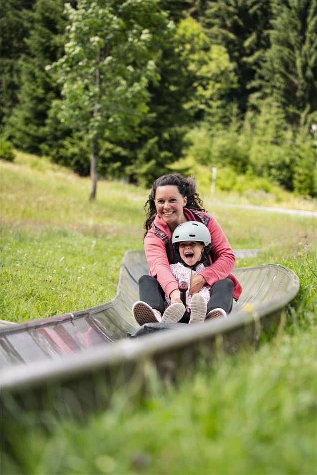 Une maman et sa fille au bobluge de Châtel - L.Meyer - Châtel