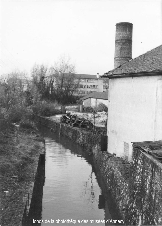 Cheminée et canal de dérivation de l‘usine de tissage à Cran - Archives municipales d’Annecy