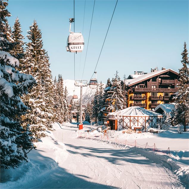 Les télécabines de Courchevel passent entre les hébergements et la forêt - Courchevel Tourisme