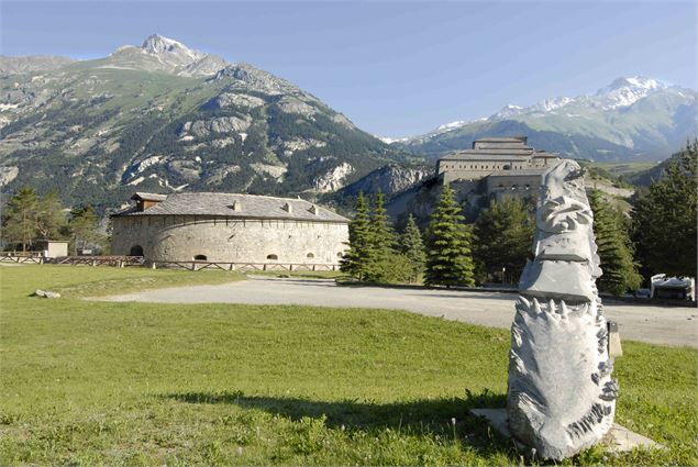 La Redoute Marie-Thérèse, avec son entrée en forme de fer-à-cheval, à Avrieux, barrière de l'Esseill