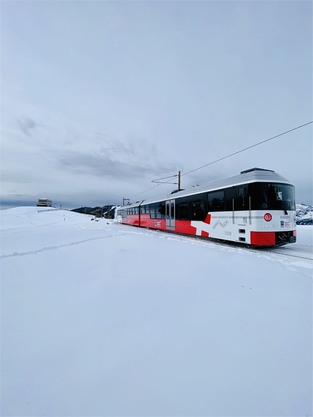 Tramway qui monte en hiver - Bernard Tartinville