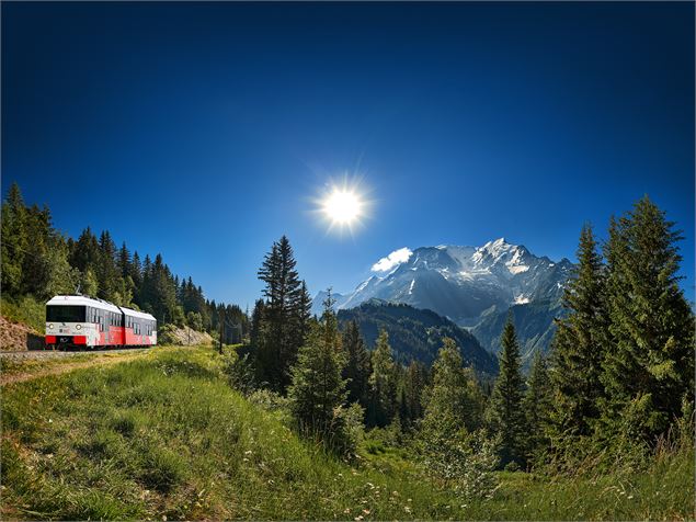 Tramway du Mont Blanc avec vue massif du Mont Blanc - Bernard Tartinville