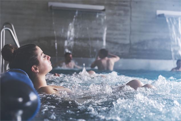 Détente dans le bassin du spa océane - L.Meyer - Châtel