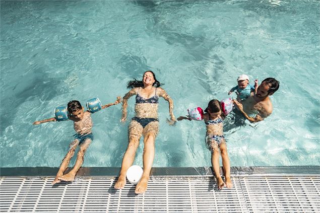 Détente en famille dans le bassin extérieur en été - L.Meyer - Châtel