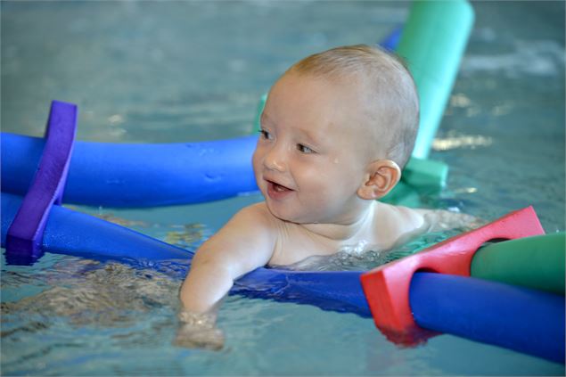 Bébé dans le bassin de Forme d'O - L.Meyer - Châtel