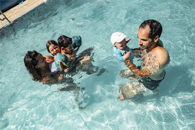 En famille dans le bassin extérieur en été du centre aquatique - L.Meyer - Châtel