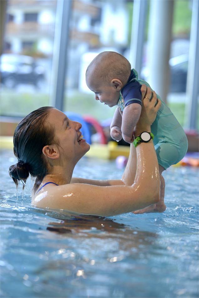 Maman avec son bébé dans le bassin intérieur - L.Meyer - Châtel