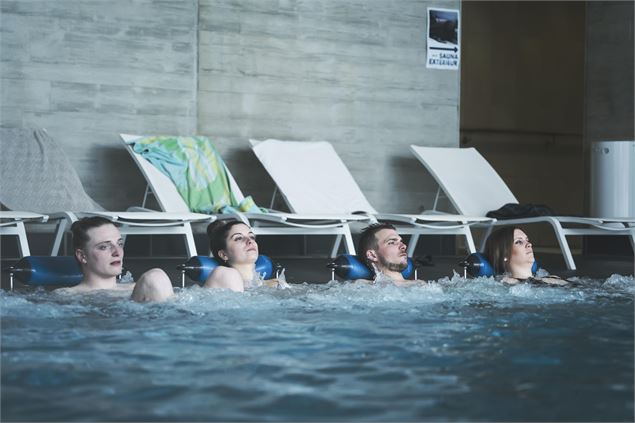 Détente entre amis dans le bassin de l'espace Océane - L.Meyer - Châtel