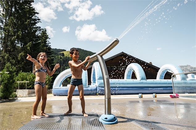 Les enfants s'amusent au centre aquatique - L.Meyer - Châtel