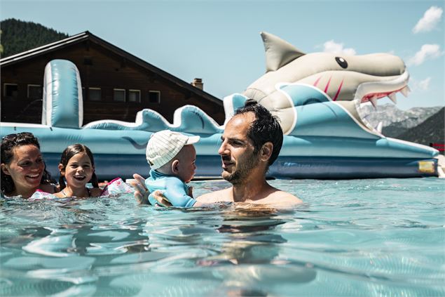 En famille dans le bassin extérieur en été - L.Meyer - Châtel