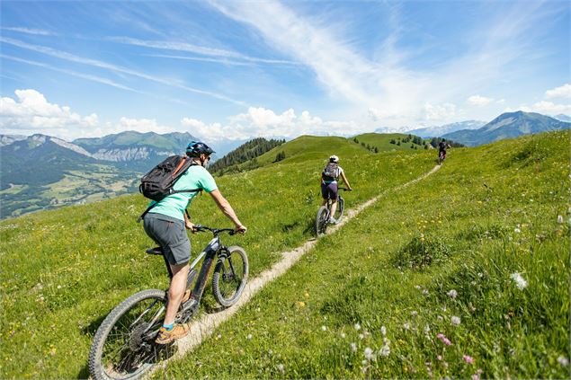 Photo de personne faisant du vtt sur le parcour VTT - M&B Tourisme