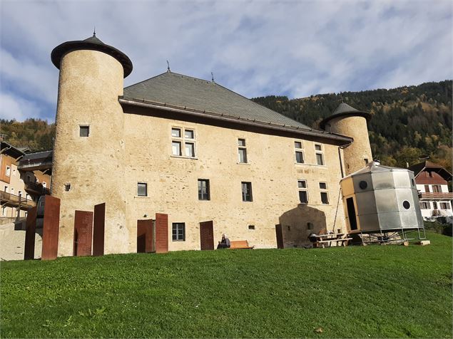 La maison forte de Haiutetour et le refuge tonneau de Charlotte Periand, Exposition Refuges Alpins -