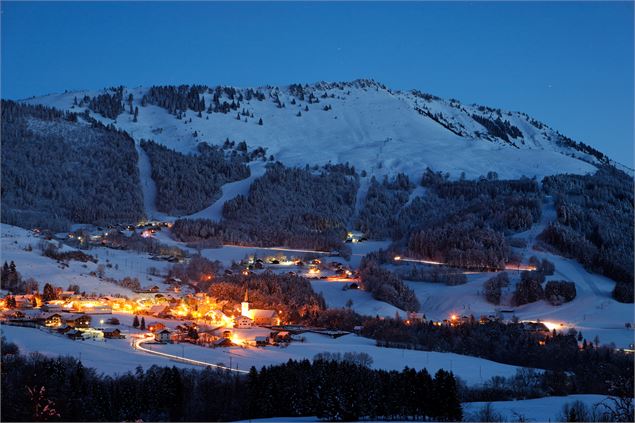 Village d' Habère-Poche et massif ski alpin les Habères de nuit - Office de Tourisme des Alpes du Lé