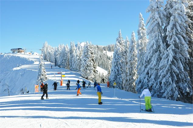 Vue sur le télésiège des Molliets - OT Les Carroz