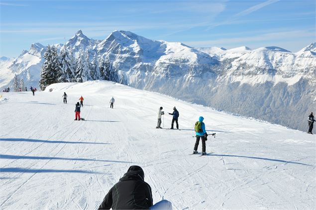 Retour vers la télécabine de la Kédeuze, vue Pointe d'Areu et pointe percée - OT Les Carroz