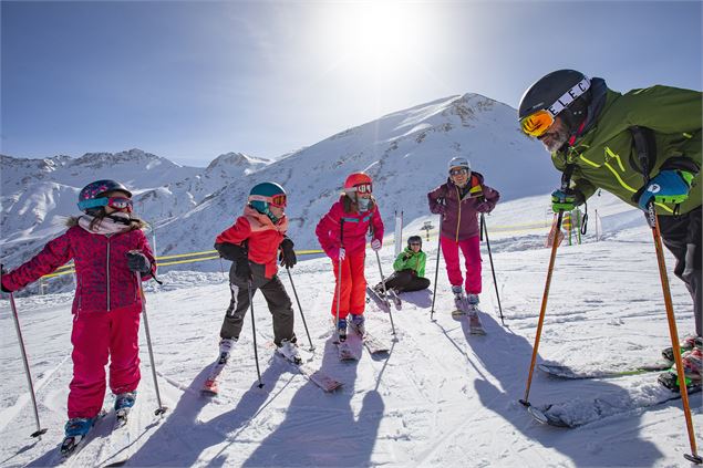 famille regroupée sur les pistes - OTVVA