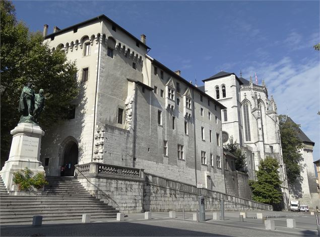 Façade principale du chateau des ducs - Peignée Verticale - Grand Chambéry Alpes Tourisme