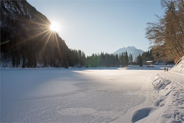 Le Lac de Montriond en hiver - Yvan Tisseyre/OT Vallée d'Aulps