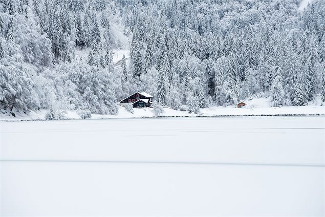 Le Lac de Montriond en hiver - Yvan Tisseyre/OT Vallée d'Aulps