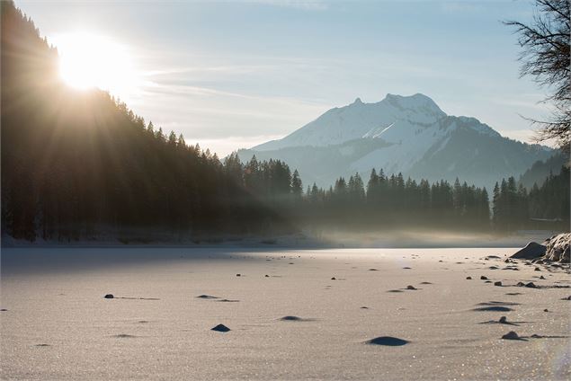 Le Lac de Montriond et le Roc d'Enfer - Yvan Tisseyre/OT Vallée d'Aulps