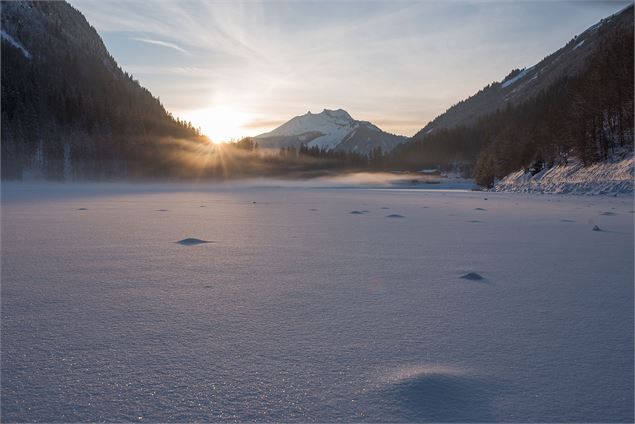 retour du soleil au Lac de Montriond début février - Yvan Tisseyre/OT Vallée d'Aulps