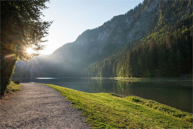 Lever de soleil au Lac de Montriond - Yvan Tisseyre/OT Vallée d'Aulps