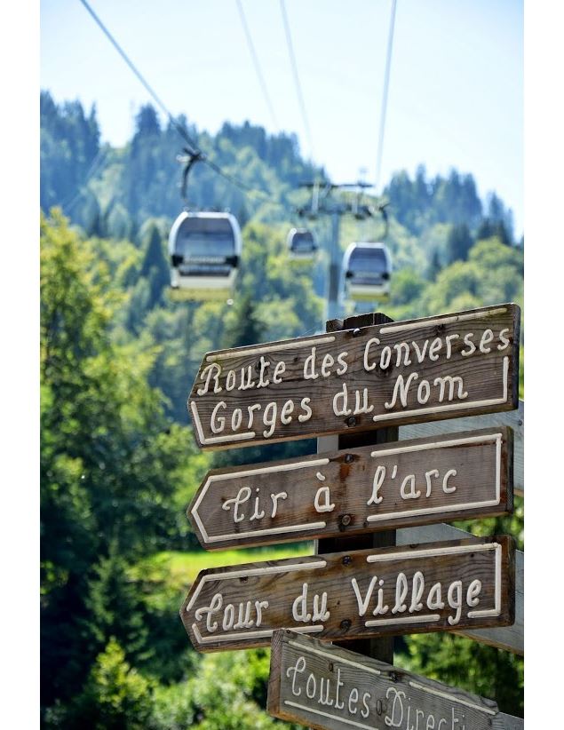 Extérieur de la Télécabine de Beauregard avec panneau - OT La CLusaz