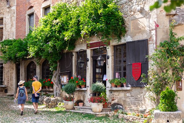 L'hostellerie au printemps à Pérouges - Marilou Perino