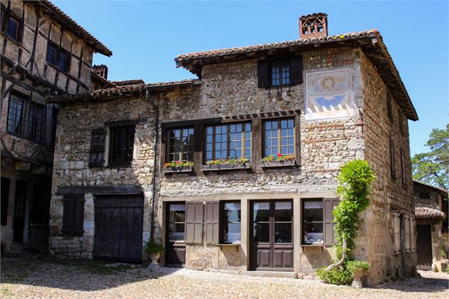 Maison au cadran solaire de Pérouges - Marilou Perino