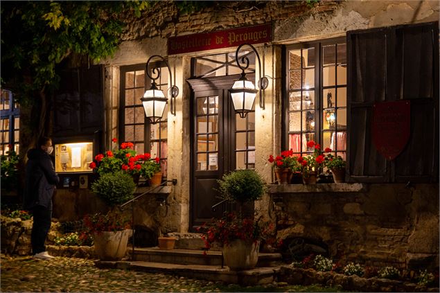 Façade de l'hostellerie de Pérouges - Marilou Perino