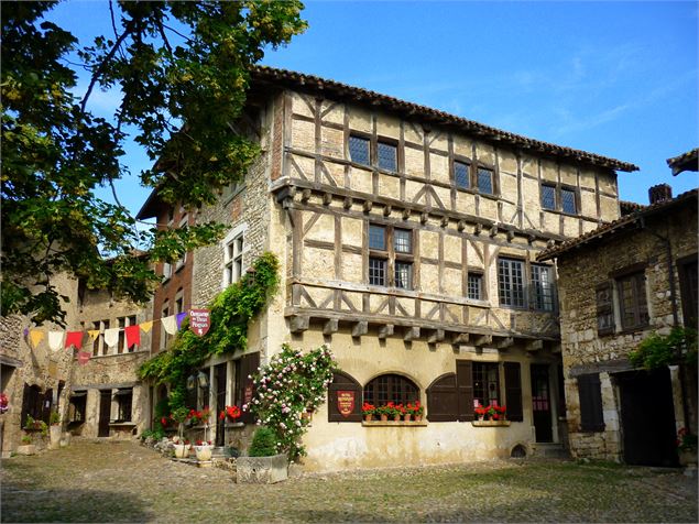 Ostellerie du Vieux Pérouges - Marilou Perino