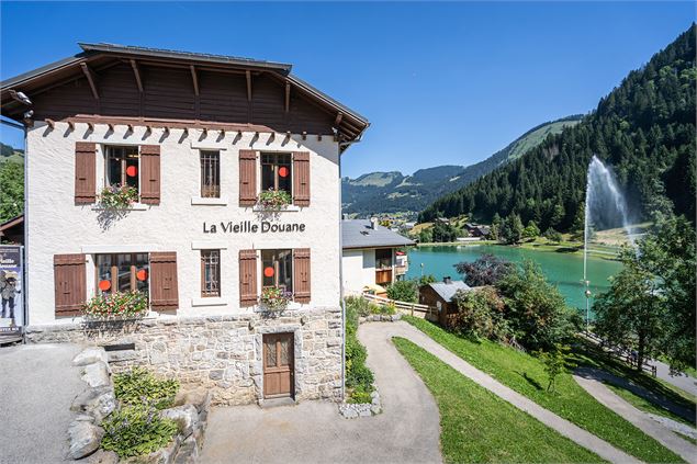 La Vieille Douane en été au bord du Lac de Vonnes et son Jet d'eau et sur la route de Vonnes en dire