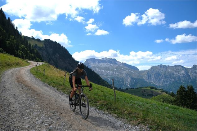 Tour de la majestueuse Tournette en Gravel, entre Annecy, Thônes, Manigod et la vallée des Aravis - 